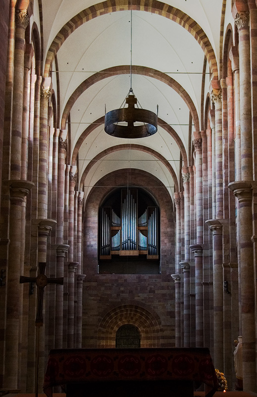 Speyerer Dom, stürzende Linien entfernt