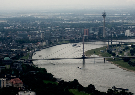 Luftbild Düsseldorf Rhein, goldener Schnitt auf Brückenpfeiler