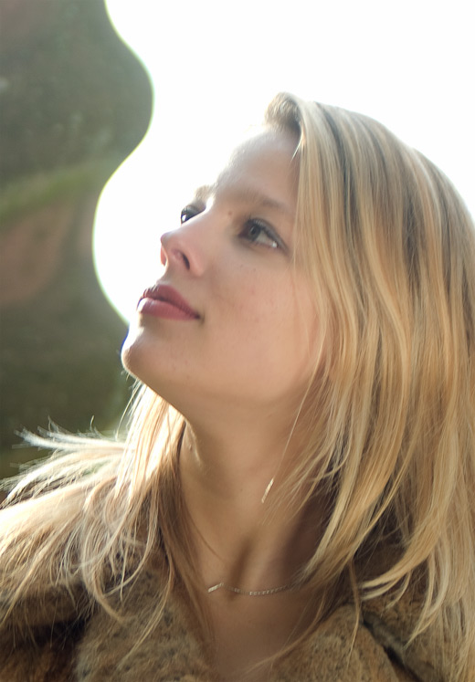 Model Sabrina im Gegenlicht