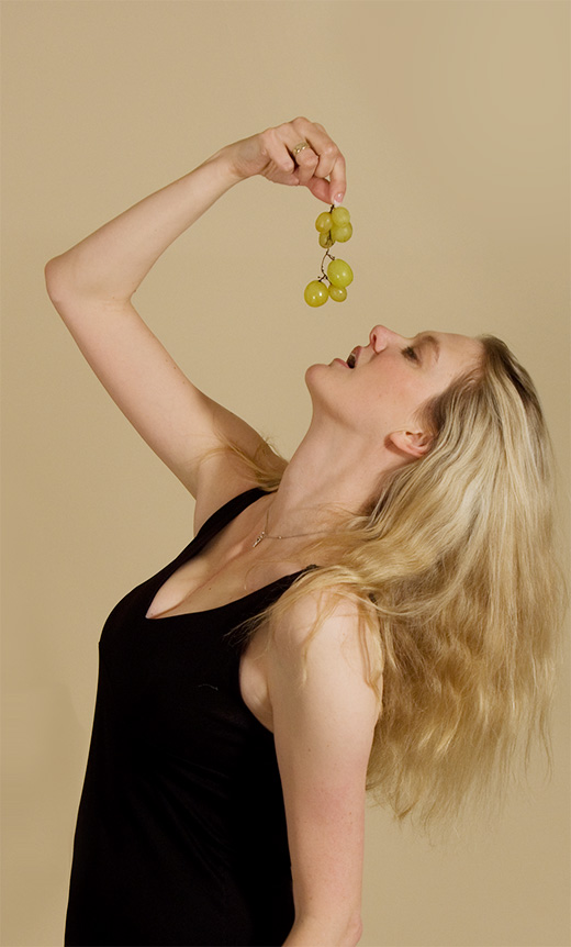 Fotomodel Kirsten mit Weintrauben